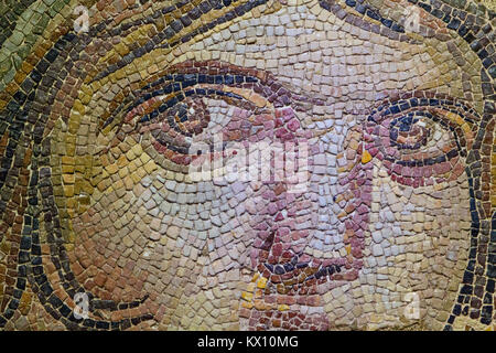 Römische Mosaik der Zigeunerin von der antiken Stätte von Zeugma, im Archäologischen Museum in Gaziantep, in Gaziantep, Türkei. Stockfoto