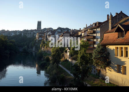 FRIBOUTG, SCHWEIZ - ca. August 2015 Altstadt und Fluss Saane Stockfoto