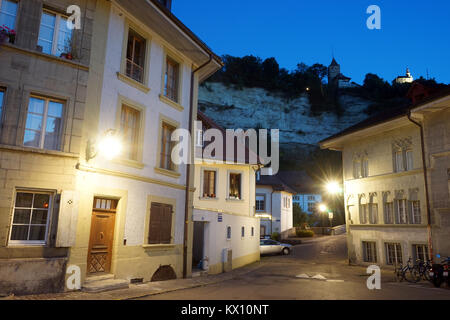 FRIBOUTG, SCHWEIZ - ca. August 2015 Altstadt bei Nacht Stockfoto