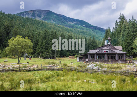 Bouda v Obrim Dole Hotel und Restaurant in Pec pod Snezkou, auf dem Weg zum Berg Sniezka in Sudeten, Tschechische Republik. Studnicni Berg im Hintergrund Stockfoto