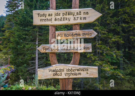 Wegweiser auf einem Trail von Pec pod Snezkou zur Schneekoppe im Riesengebirge Gebirge Sudeten, an der Grenze zwischen der Tschechischen Republik und in Polen Stockfoto