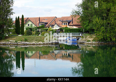 GUDREFIN, SCHWEIZ - ca. August 2015 Häuser und Boote auf die broye Canal Stockfoto