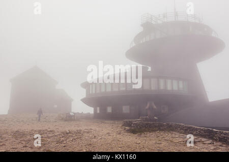 Polnische Meteorologisches Observatorium und kleine Kapelle Saint Lawrence Schneekoppe im Riesengebirge, auf Th polnisch-tschechische Grenze Stockfoto