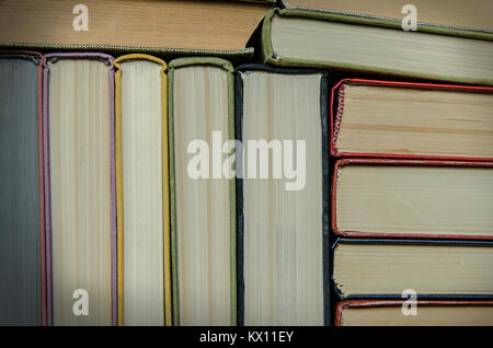 Ein Stapel von bunten Bücher in einer Bibliothek wie Hintergrund Stockfoto