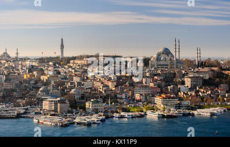 Skyline von Istanbul; Süleymaniye Moschee in der rechten Stockfoto