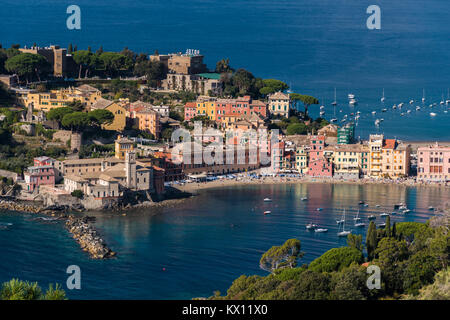 Die Strandpromenade und der Strand von Sestri Levante, aus fernen Hügel gesehen Stockfoto