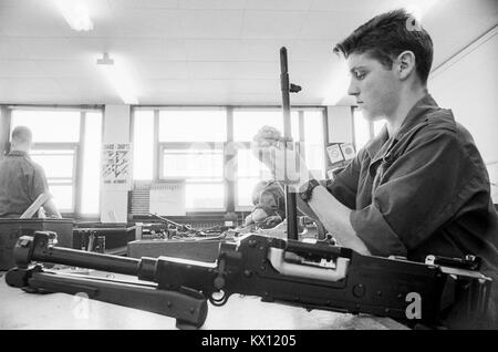 Britische Armee squaddies in der Ausbildung in einem Workshop Arsenal für Waffen, Wartung, Schulung, England, 15. Juni 1993 Stockfoto