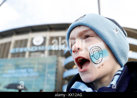 Ein Manchester City Fan posiert im Gesicht Farbe außerhalb des Stadions während der FA Cup, dritte Runde an der Etihad Stadium, Manchester. Stockfoto