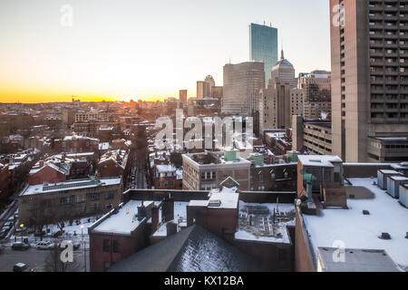 Über die Dächer der Stadt Boston Massachusetts bei Sonnenuntergang Stockfoto