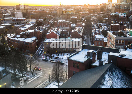 Über die Dächer der Stadt Boston Massachusetts bei Sonnenuntergang Stockfoto