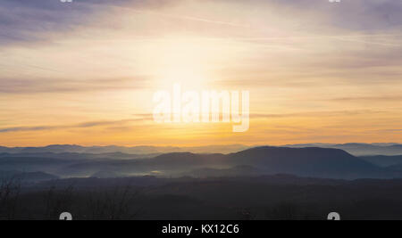 Sonnenuntergang am Anfang des Winters in Serbien. Zentrale Serbien mit seinen Wiesen, Hügeln und Wäldern. Stockfoto