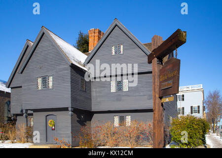 SALEM, Massachusetts - Dezember 28, 2017: Blick auf die historischen Salem Witch House, dem ehemaligen Zuhause von Richter Jonathan Corwin. Stockfoto