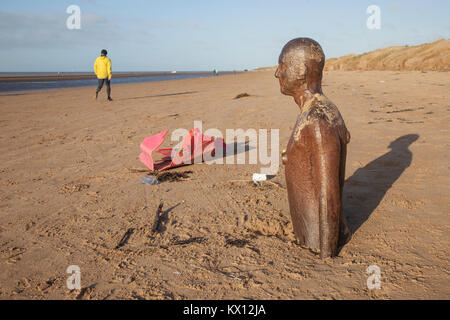 Ein weiterer Ort ist eine Kunstskulptur-Installation an der Küste. 100 spektakuläre gusseiserne, lebensgroße Iron Men-Figuren von Anthony Gormley, die sich über das gesamte Vorland von Crosby, Liverpool, Merseyside UK, ausbreiten. Gedumpte Trinkbecher, Plastikbesteck, Trinkhalme, Plastikflaschen, Deckel Rührer, Eimer, Polyethylen, Einweg, Wegwerfartikel, Schnur, Seil, Feuerzeuge, von Menschen hergestellte Chemikalien, Kunststoffe, Plastikflut, Getränke in Plastikflaschen, Abfall, wiederverwendbare Supermarkttaschen, Flaschen, Verpackung, Müll, Behälter, Verpackungen, Mikroplastik, Müll, auf See übertragener Abfall, an der Küstenlinie. Stockfoto