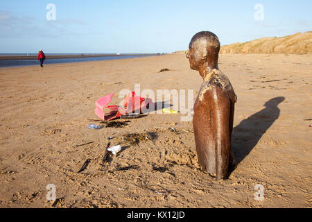 Ein weiterer Ort ist eine Kunstskulptur-Installation an der Küste. 100 spektakuläre gusseiserne, lebensgroße Iron Men-Figuren von Anthony Gormley, die sich über das gesamte Vorland von Crosby, Liverpool, Merseyside UK, ausbreiten. Gedumpte Trinkbecher, Plastikbesteck, Trinkhalme, Plastikflaschen, Deckel Rührer, Eimer, Polyethylen, Einweg, Wegwerfartikel, Schnur, Seil, Feuerzeuge, von Menschen hergestellte Chemikalien, Kunststoffe, Plastikflut, Getränke in Plastikflaschen, Abfall, wiederverwendbare Supermarkttaschen, Flaschen, Verpackung, Müll, Behälter, Verpackungen, Mikroplastik, Müll, auf See übertragener Abfall, an der Küstenlinie. Stockfoto