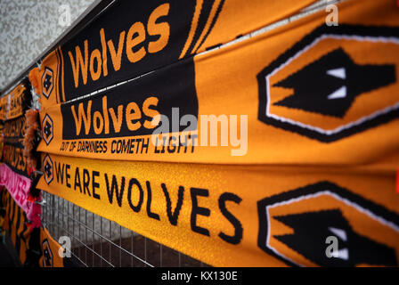 Ware zum Verkauf vor der FA Cup, dritte Runde an Molineux Stadium, Wolverhampton. Stockfoto