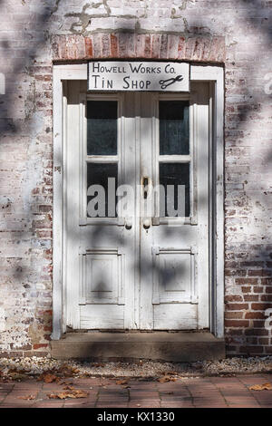 Die Tür des Tin Shop im historischen Allaire Dorf in New Jersey, USA. Allaire Village ist ein restauriertes Gebäude aus dem 19. Jahrhundert Bog Bügeleisen Dorf. Stockfoto