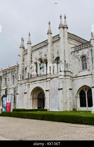 Das Jerónimos Kloster ist ein ehemaliges Kloster des Ordens des heiligen Hieronymus in der Nähe des Tejo in der Pfarrei von Belém, Portugal Stockfoto