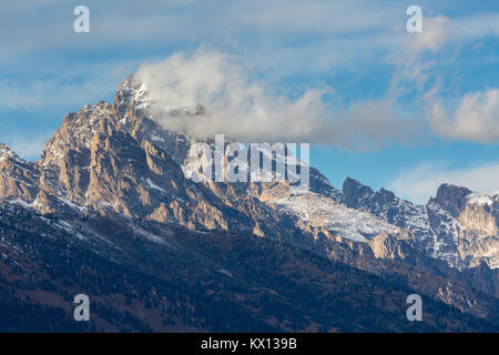 Eine kleine Wolke aus Nebel heben von Teton Mountains der Grand Teton zu offenbaren. Der Grand Teton National Park, Wyoming Stockfoto