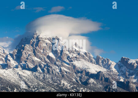 Eine schwere Wolke aus Nebel wirbelnden rund um den Gipfel des Grand Teton. Der Grand Teton National Park, Wyoming Stockfoto