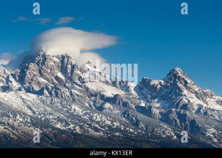 Ein Nebel engulfing der Grand Teton nach Osten Abdriften des Berges in Richtung Teewinot. Der Grand Teton National Park, Wyoming Stockfoto