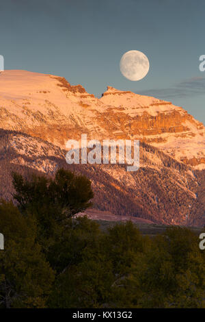 Der Mond über dem Kopf des schlafenden Indische, aka, Sheep Mountain der Gros Ventre Berge steigen. Der Grand Teton National Park, Wyoming Stockfoto