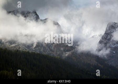 Einen frühen Winter Sturm oben brechen verlassen kleine Bereiche von Nebel um den Tod Canyon der Teton Mountains. Der Grand Teton National Park, Wyoming Stockfoto