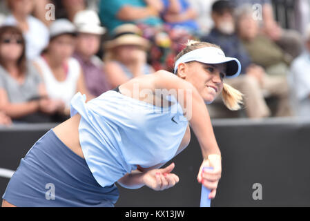 Auckland, Neuseeland. 06 Jan, 2018. Sofia Kenin der USA dient in Ihrem Viertelfinale gegen Caroline Wozniacki von Dänemark während des Turniers der WTA Frauen an der ASB Zentrum zählen in Auckland, Neuseeland am Jan 6, 2018. Credit: Shirley Kwok/Pacific Press/Alamy leben Nachrichten Stockfoto