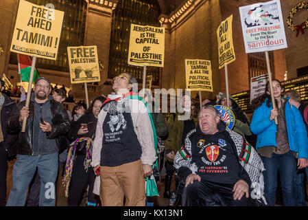 New York, Vereinigte Staaten. 05 Jan, 2018. Hunderte von New Yorkern joined Palästinensische Menschenrechtsgruppen am 5. Januar 2017 am Grand Central Station auf einer Not-Rallye, fordert die sofortige Freilassung der 16 Jahre alten Ahed Tamimi und alle palästinensischen Gefangenen entführt teilzunehmen und durch die israelische Besatzungsmacht Imprisioned. Credit: Erik McGregor/Pacific Press/Alamy leben Nachrichten Stockfoto