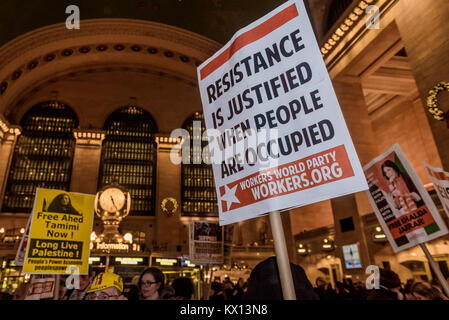 New York, Vereinigte Staaten. 05 Jan, 2018. Hunderte von New Yorkern joined Palästinensische Menschenrechtsgruppen am 5. Januar 2017 am Grand Central Station auf einer Not-Rallye, fordert die sofortige Freilassung der 16 Jahre alten Ahed Tamimi und alle palästinensischen Gefangenen entführt teilzunehmen und durch die israelische Besatzungsmacht Imprisioned. Credit: Erik McGregor/Pacific Press/Alamy leben Nachrichten Stockfoto