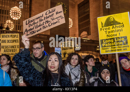 New York, Vereinigte Staaten. 05 Jan, 2018. Hunderte von New Yorkern joined Palästinensische Menschenrechtsgruppen am 5. Januar 2017 am Grand Central Station auf einer Not-Rallye, fordert die sofortige Freilassung der 16 Jahre alten Ahed Tamimi und alle palästinensischen Gefangenen entführt teilzunehmen und durch die israelische Besatzungsmacht Imprisioned. Credit: Erik McGregor/Pacific Press/Alamy leben Nachrichten Stockfoto