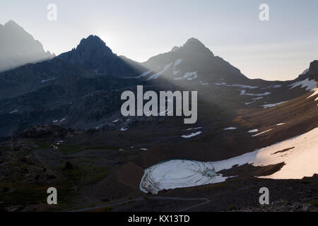 Die großen, mittleren und südlichen Teton Spitzen über schulraum Gletscher steigt in der South Fork von Cascade Canyon bei Sonnenaufgang. Der Grand Teton National Park, Wy Stockfoto