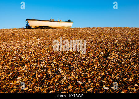 Boot in einem Strand der Lagerschalen auf Ebbe Stockfoto