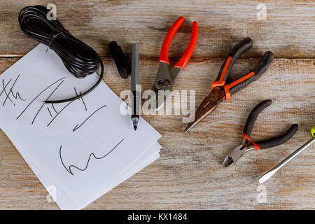 Elektrische Anlagen elektrische Werkzeuge und Stromkabel für die Installation und Netzwerkanbindung. Holz- Hintergrund, Platz für Text. Stockfoto