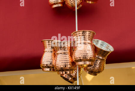 Set aus Metall Becher in der alten osmanischen Stil gemacht Stockfoto