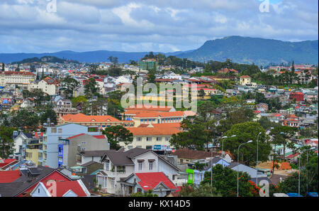 Dalat, Vietnam - 25.November 2017. Luftaufnahme von Dalat, Vietnam. Die Architektur von Dalat ist im Stil der französischen Kolonialzeit geprägt. Stockfoto