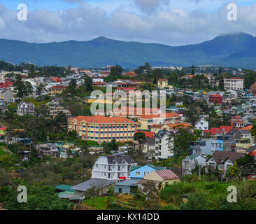 Dalat, Vietnam - 25.November 2017. Stadtbild von Dalat, Vietnam. Die Architektur von Dalat ist im Stil der französischen Kolonialzeit geprägt. Stockfoto