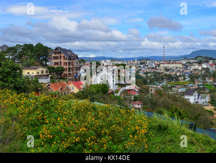 Dalat, Vietnam - 25.November 2017. Stadtbild von Dalat, Vietnam. Die Architektur von Dalat ist im Stil der französischen Kolonialzeit geprägt. Stockfoto