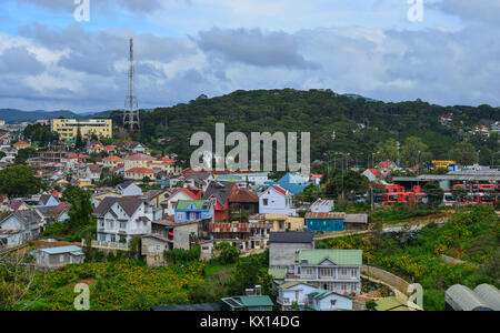 Dalat, Vietnam - 25.November 2017. Stadtbild von Dalat, Vietnam. Die Architektur von Dalat ist im Stil der französischen Kolonialzeit geprägt. Stockfoto