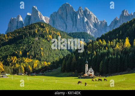 Das Val di Funes Tal und San Giovanni Kirche mit Blick auf die Dolomiten, Südtirol, Italien, Europa. Stockfoto