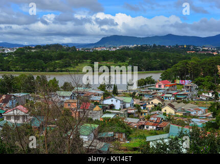 Dalat, Vietnam - 27.November 2017. Stadtbild von Dalat, Vietnam. Die Architektur von Dalat ist im Stil der französischen Kolonialzeit geprägt. Stockfoto