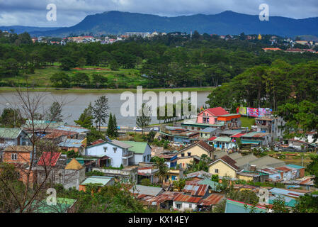 Dalat, Vietnam - 27.November 2017. Stadtbild von Dalat, Provinz Lam Dong, Vietnam. Die Architektur von Dalat ist durch den Stil des französischen Doppelpunkt dominiert Stockfoto