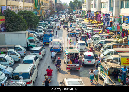 Blick auf die Straße von Zegyo Markt in Mandalay Stockfoto