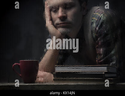 Mann traurig Portrait an einem regnerischen Tag, Depressionen oder Trauer Konzept Stockfoto