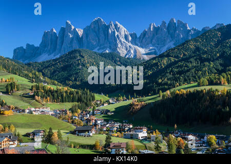 Das Val di Funes Tal und Dorf Santa Maddalena mit Blick auf die Dolomiten, Südtirol, Italien, Europa. Stockfoto