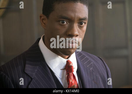Erscheinungsdatum: Oktober 13, 2017 TITEL: Marshall STUDIO: Open Road Filme Regie: Reginald Hudlin PLOT: Über eine junge Thurgood Marshall, der erste Afrikaner - der Richter des Obersten Gerichtshofs, wie er Schlachten durch einen seiner Karriere - Definieren von Fällen. In den Hauptrollen: CHADWICK BOSEMAN als Thurgood Marshall. (Bild: © Open Road Filme/Unterhaltung Bilder) Stockfoto