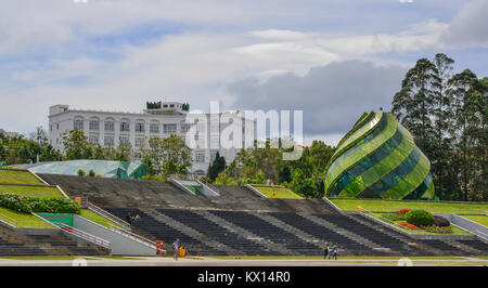 Dalat, Vietnam - 27.November 2017. Menschen besuchen Lam Vien Square in Dalat, Vietnam. Die Architektur von Dalat ist durch den Stil des französischen Doppelpunkt dominiert Stockfoto