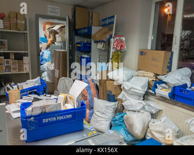 Post ist mit Parzellen in Onlineshops vor Weihnachten überfüllt Stockfoto