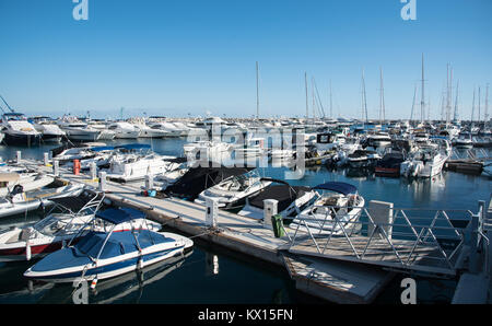 Limassol, Zypern - 4. November 2017: Luxus Yachten an der neuen Marina von Limassol, Zypern günstig Stockfoto