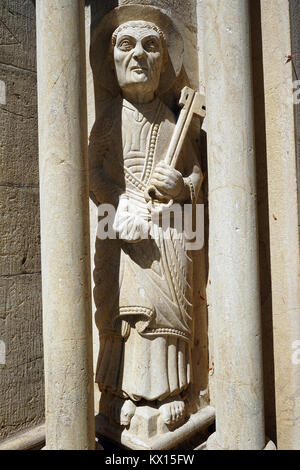 Saint mit Schlüssel in der Ecke der Stiftskirche in Neuchatel, Schweiz Stockfoto