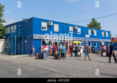 Kertsch, Republik Krim, Russland - Juli 18, 2017: Wartesaal für Passagiere für einen einfachen Flug auf der Krim Port Stockfoto